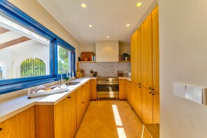 Fridge, microwave, oven, stovetop - Casa Dela Ladera - Javea Sea Views (Xàbia)