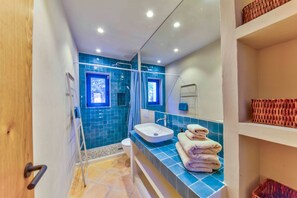 Een douche, een haardroger, handdoeken, toiletpapier