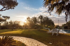 Villa, 5 habitaciones, alberca privada, vista al jardín | Restaurante al aire libre