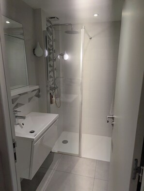 Douche, serviettes fournies, savon, papier toilette