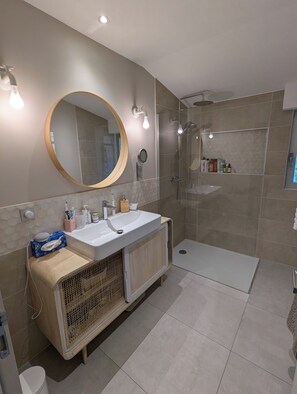 Shower, towels, soap, toilet paper - Large family home | Pool, Garden & Quiet (Saint-Jorioz)