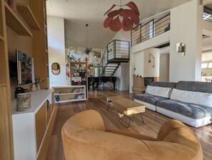 Ein geräumiger Wohnbereich mit einer Couch, einem Couchtisch und einem Bücherregal.