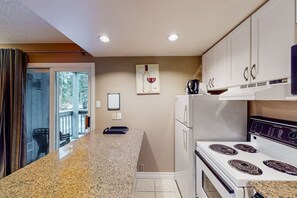 Fridge, microwave, oven, stovetop - Ground Level Studio with Pool, Hot Tub, Tennis! (The Blue Mountains)