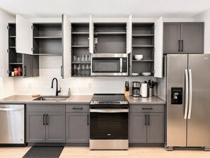 Frigorifero, microonde, forno, piano cottura