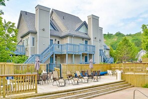 Outdoor dining - Cozy BM Studio | Pool, Hot Tub, Tennis (The Blue Mountains)