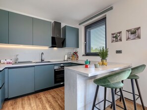 Kühlschrank, Ofen, Geschirrspüler, Kochgeschirr/Geschirr/Besteck