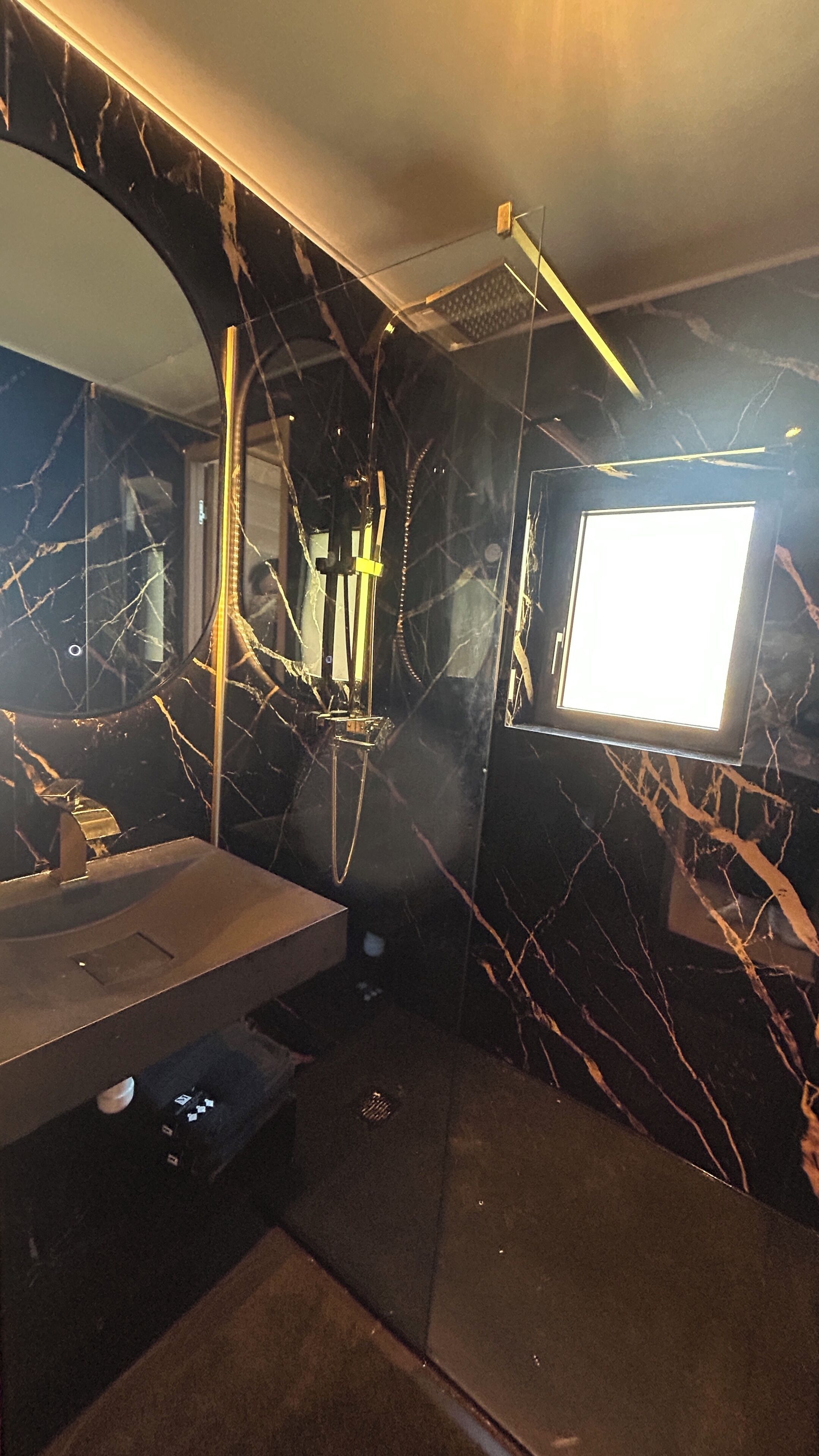 Een douche, een haardroger, handdoeken, zeep