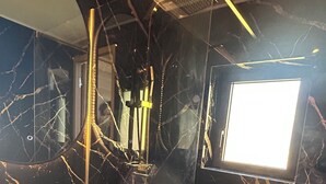 Un bagno con un ampio specchio, una vasca da bagno e uno spazio doccia.