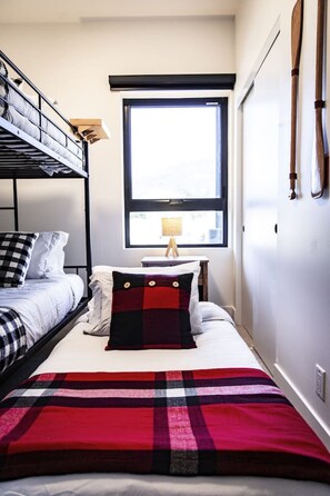 Tabla de planchar con plancha, wifi y ropa de cama 