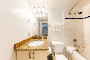 Towels - Studio 208 with Pool, Hot Tub, and Tennis Courts (The Blue Mountains)