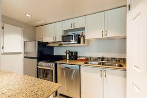 Fridge, microwave, oven, stovetop - Studio 208 with Pool, Hot Tub, and Tennis Courts (The Blue Mountains)