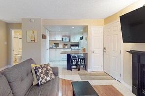 TV, fireplace - Ground Level, Mtnside w/ Pool, Hot Tub, Tennis! (The Blue Mountains)