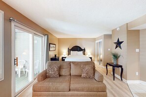 Une chambre avec un lit, un canapé, une décoration en forme d’étoile et une plante.