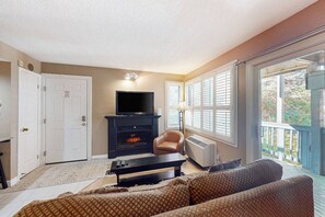 TV, fireplace - BM Studio w/ Large Patio | Pool, Hot Tub, Tennis (The Blue Mountains)