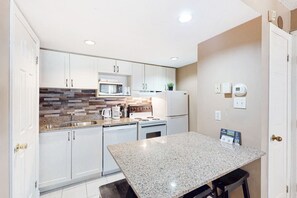 Fridge, microwave, oven, stovetop - BM Studio w/ Large Patio | Pool, Hot Tub, Tennis (The Blue Mountains)