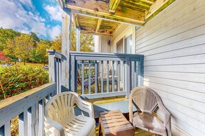 Property grounds - Ground Level Studio with Pool, Hot Tub, Tennis! (The Blue Mountains)