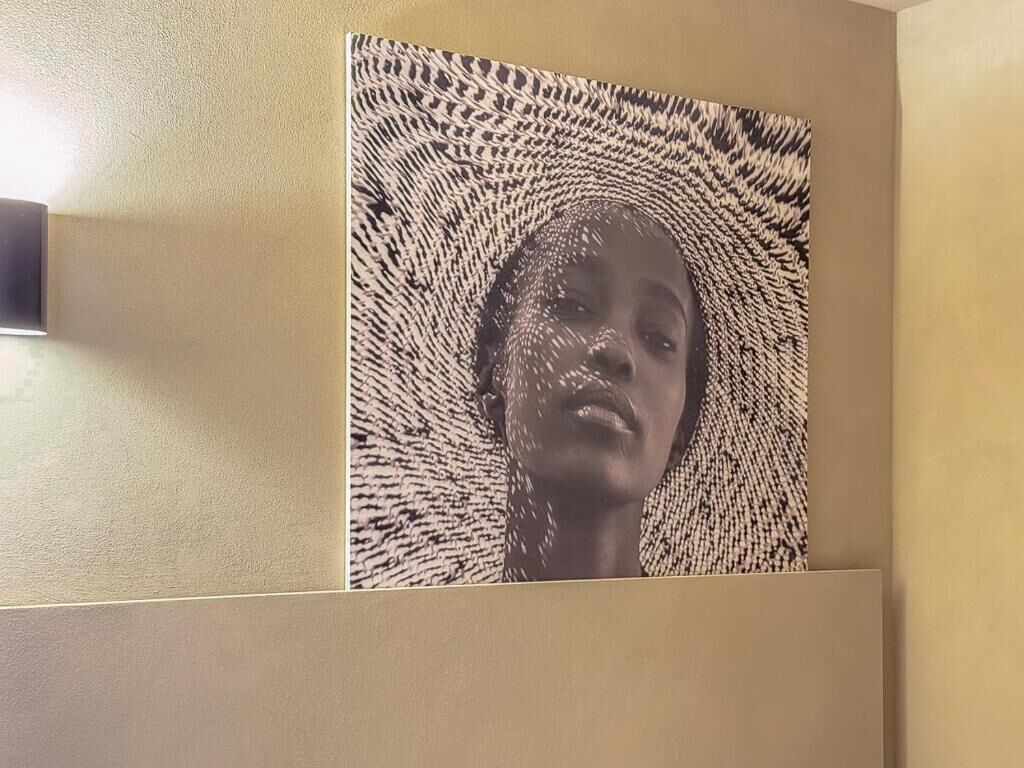 Eine Wand mit einer strukturierten Kunstwerk.