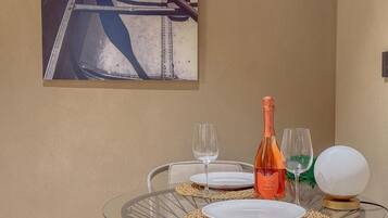 Deluxe Double Room | In-room dining