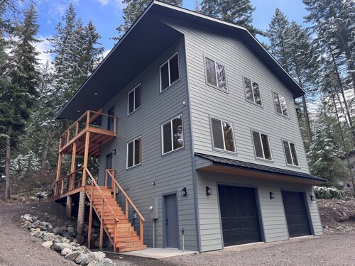 Beautiful lower 2-bedroom condo unit at Wallowa Lake
