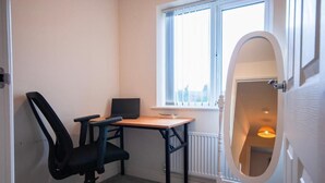 A small room with a desk, chair, and a window. - Spacious Luxurious Serviced Accommodation 2 (Coventry)