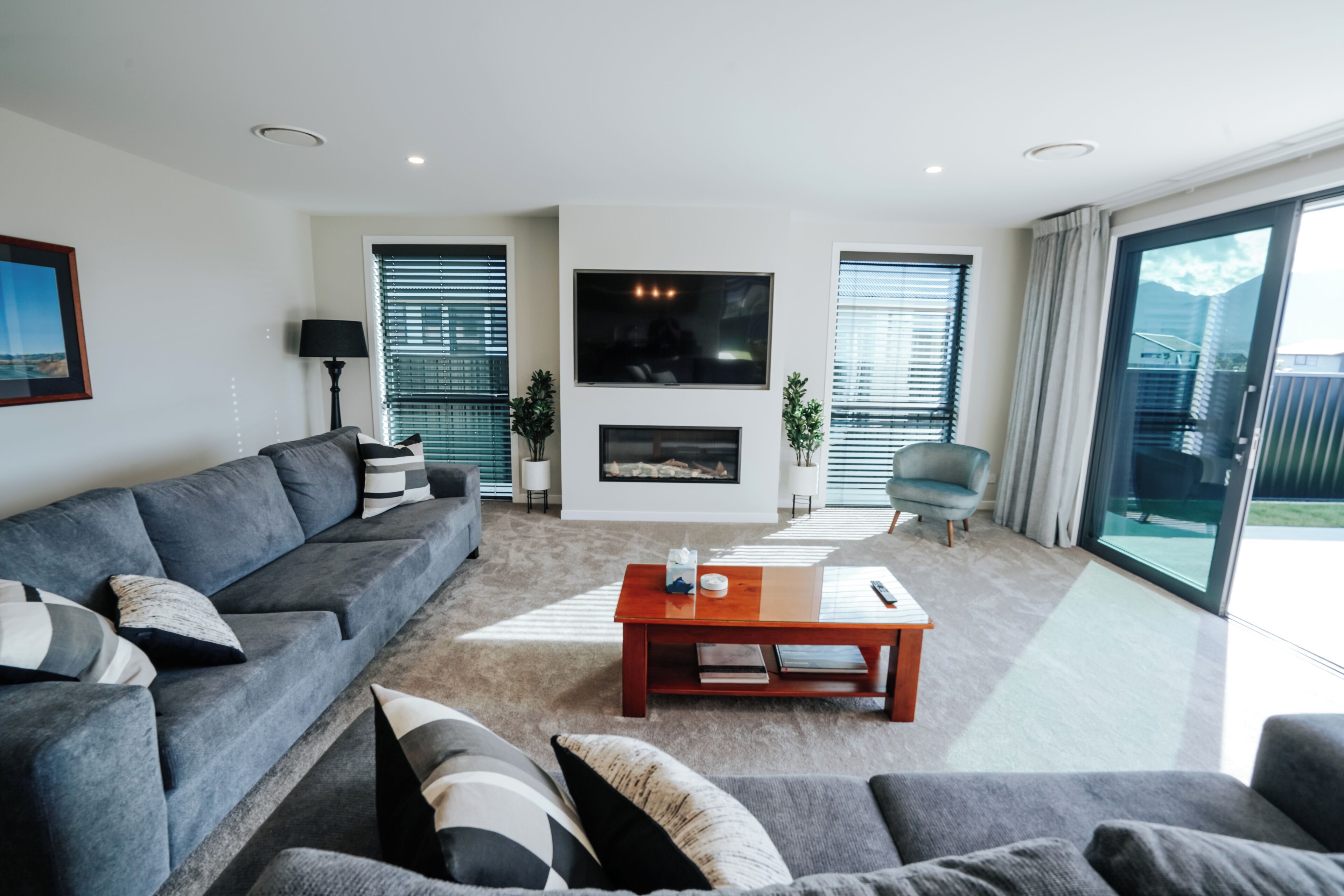 Smart TV, fireplace
