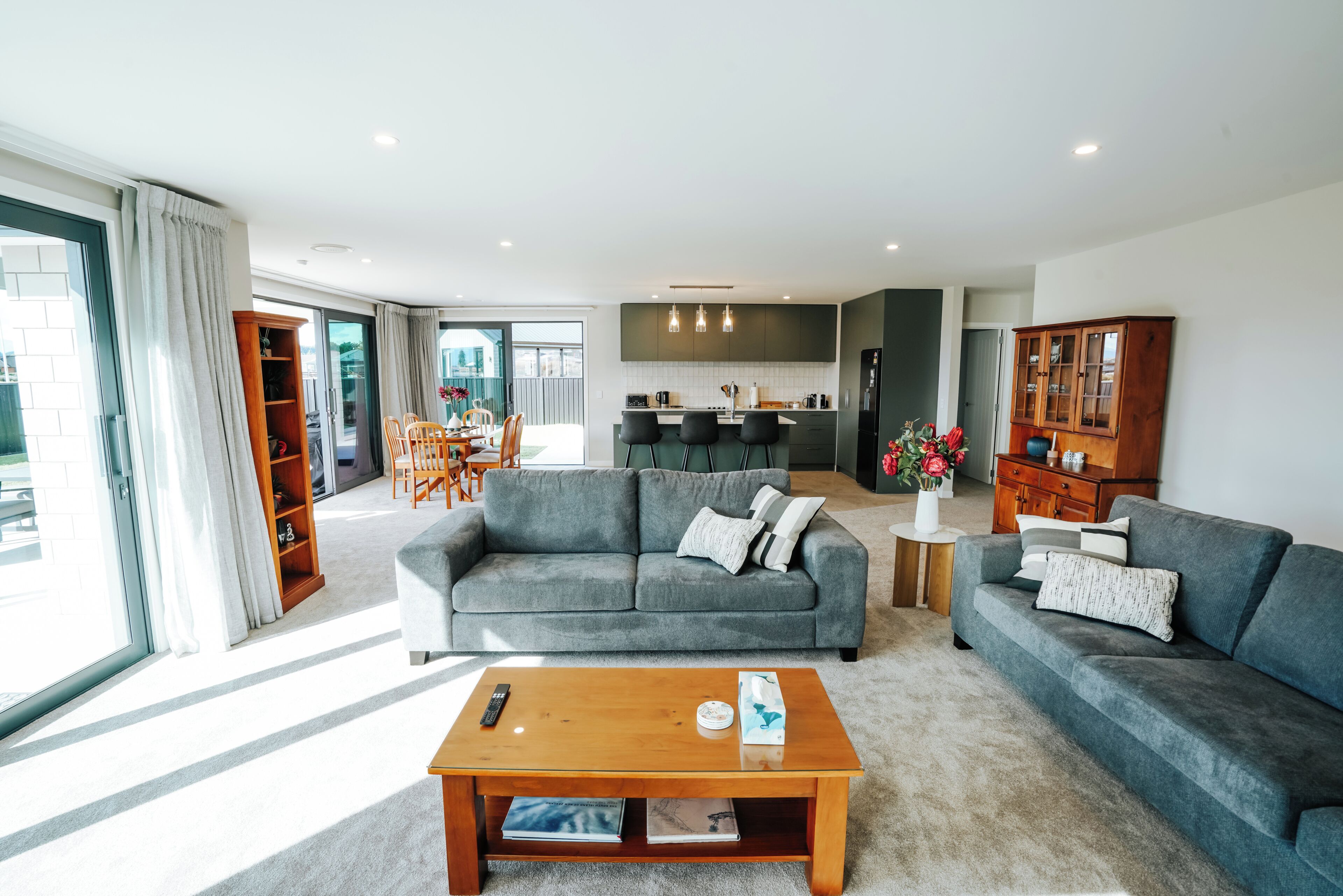 Smart TV, fireplace