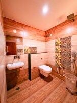 Habitación Deluxe doble, vistas a la ciudad | Baño | Artículos de higiene personal gratuitos, toallas, jabón y champú