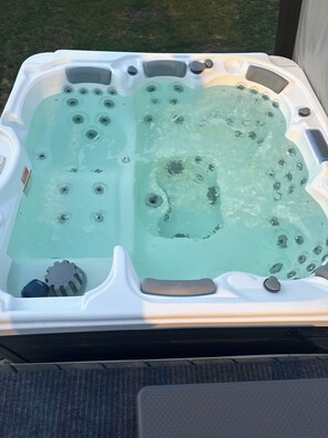 Outdoor spa tub - #WorldCup2026#Spacious multigenerational home with hot tub. Close to World Cup! (Braintree)