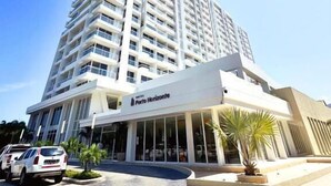 A high-rise hotel with a modern design, featuring a prominent entrance and a visible name sign. - Suite Vista A Reserva y Mar Piso Alto En Bello Horizonte (Santa Marta)