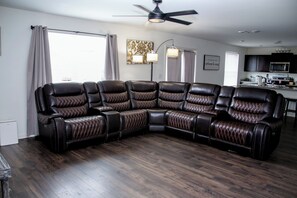 Living area - Gorgeous 4-bedroom house with AC in pleasant Tuscaloosa (Tuscaloosa)
