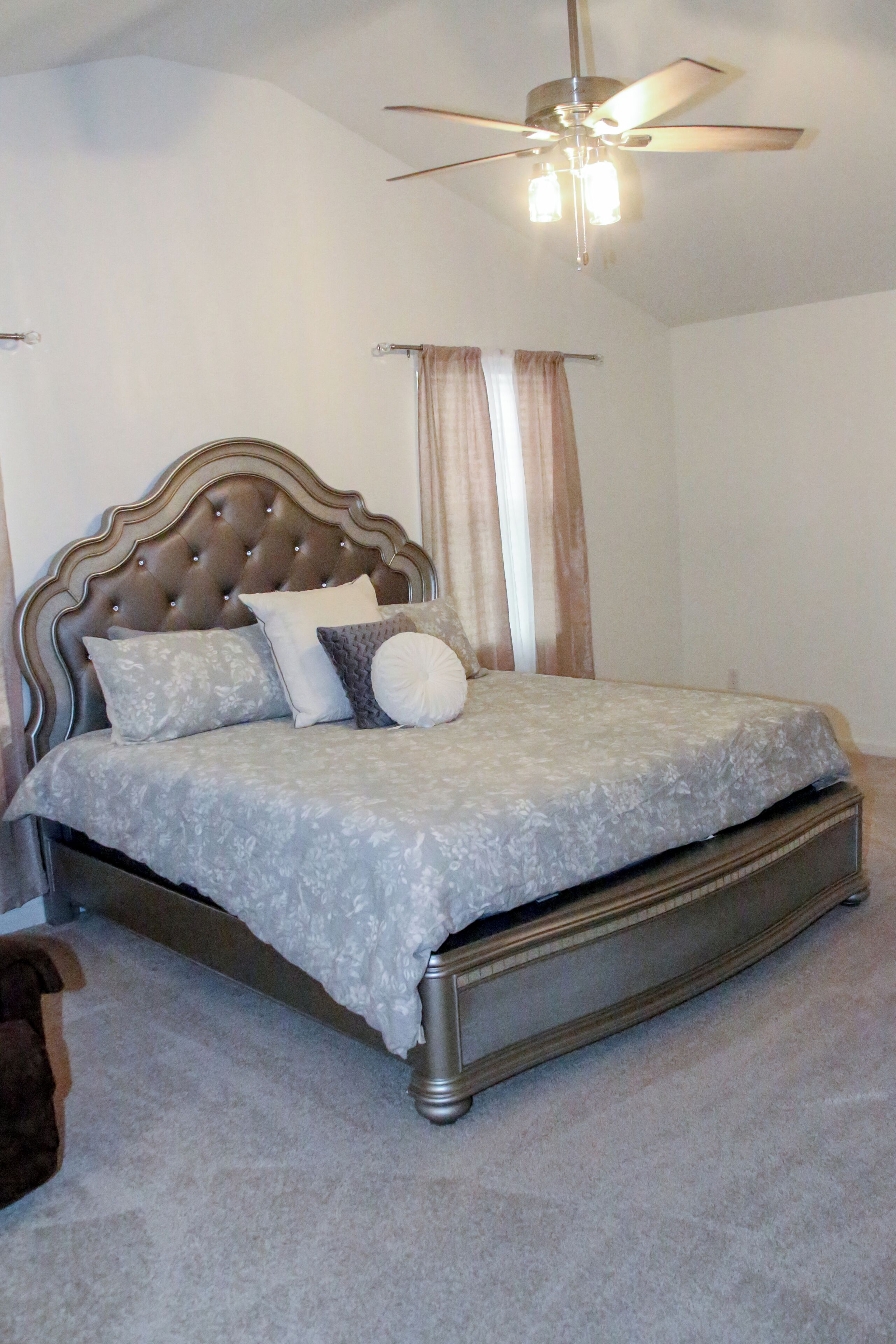 4 bedrooms, iron/ironing board, internet, bed sheets