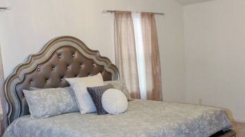 4 bedrooms, iron/ironing board, internet, bed sheets