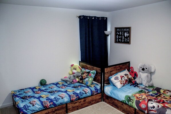 4 bedrooms, iron/ironing board, internet, bed sheets