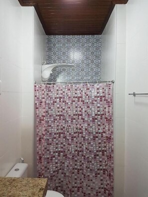 Een douche, handdoeken, zeep