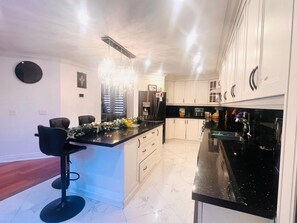 Micro-ondes, four, plaque de cuisson, lave-vaisselle