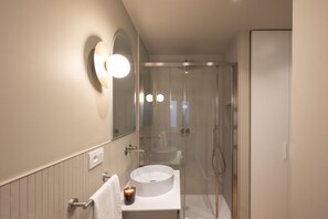 Shower, bidet, toilet paper - Apartments Florence - San Marco Design Apartment (Firenze)