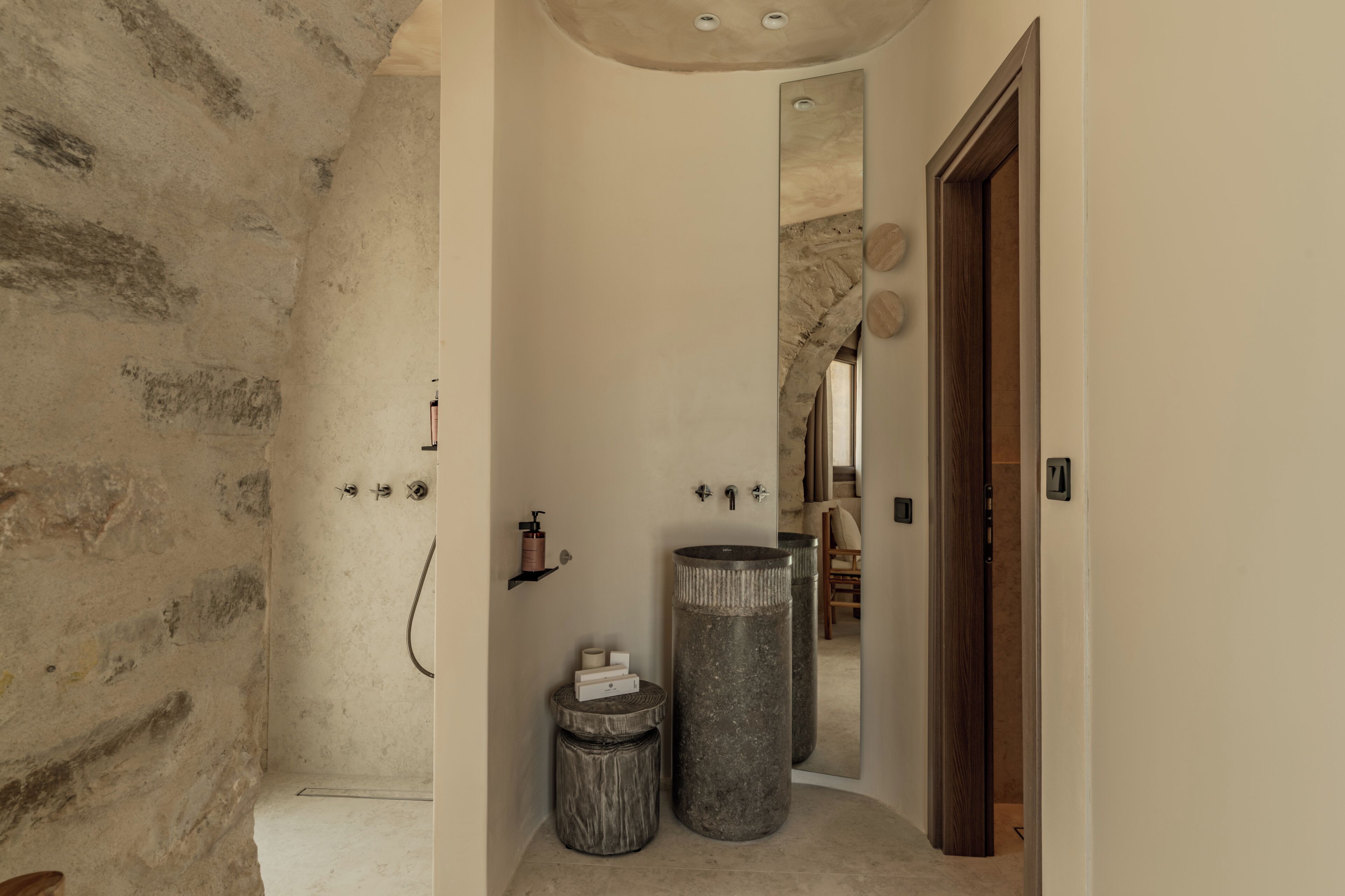 Suite, alberca privada, vista al mar | Baño | Secadora de cabello, batas, pantuflas, toallas 