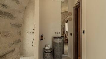 Suite, alberca privada, vista al mar | Baño | Secadora de cabello, batas, pantuflas, toallas