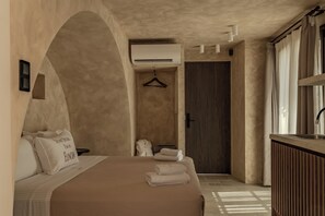 EUNOIA MYTHOS | Down comforters, in-room safe, soundproofing, iron/ironing board - Eunoia Suites (Paros)