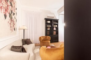 Smart TV, books - Located on elegant Via Tacito in the prestigious Prati district, this stunning designer apartment offers a unique stay in the heart of Rome. Spacious and bright, it features three bedrooms, three refined bathrooms, a stylish living area and a modern kitc (roma)
