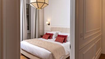 Tabla de planchar con plancha, wifi gratis y ropa de cama