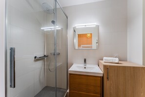 Shower, hair dryer, towels - Apartment 'Sudio Vue Mer Exceptionnelle' with Sea View, Balcony and Wi-Fi (Arcachon)
