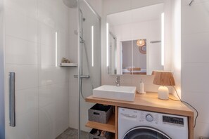 Shower, hair dryer, towels - Apartment 'Studio Vue Mer - Direct Plage' with Sea View, Private Terrace and Wi-Fi (Arcachon)
