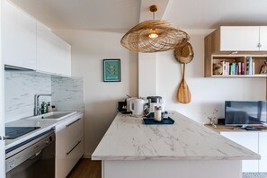 Coffee/tea maker, fridge, microwave, oven - Studio Sea View Apartment – Direct Beach Access, Private Terrace, Wi-Fi (Arcachon)