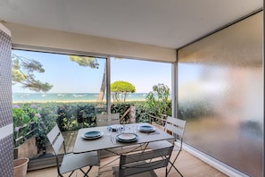 Dining - Studio Sea View Apartment – Direct Beach Access, Private Terrace, Wi-Fi (Arcachon)