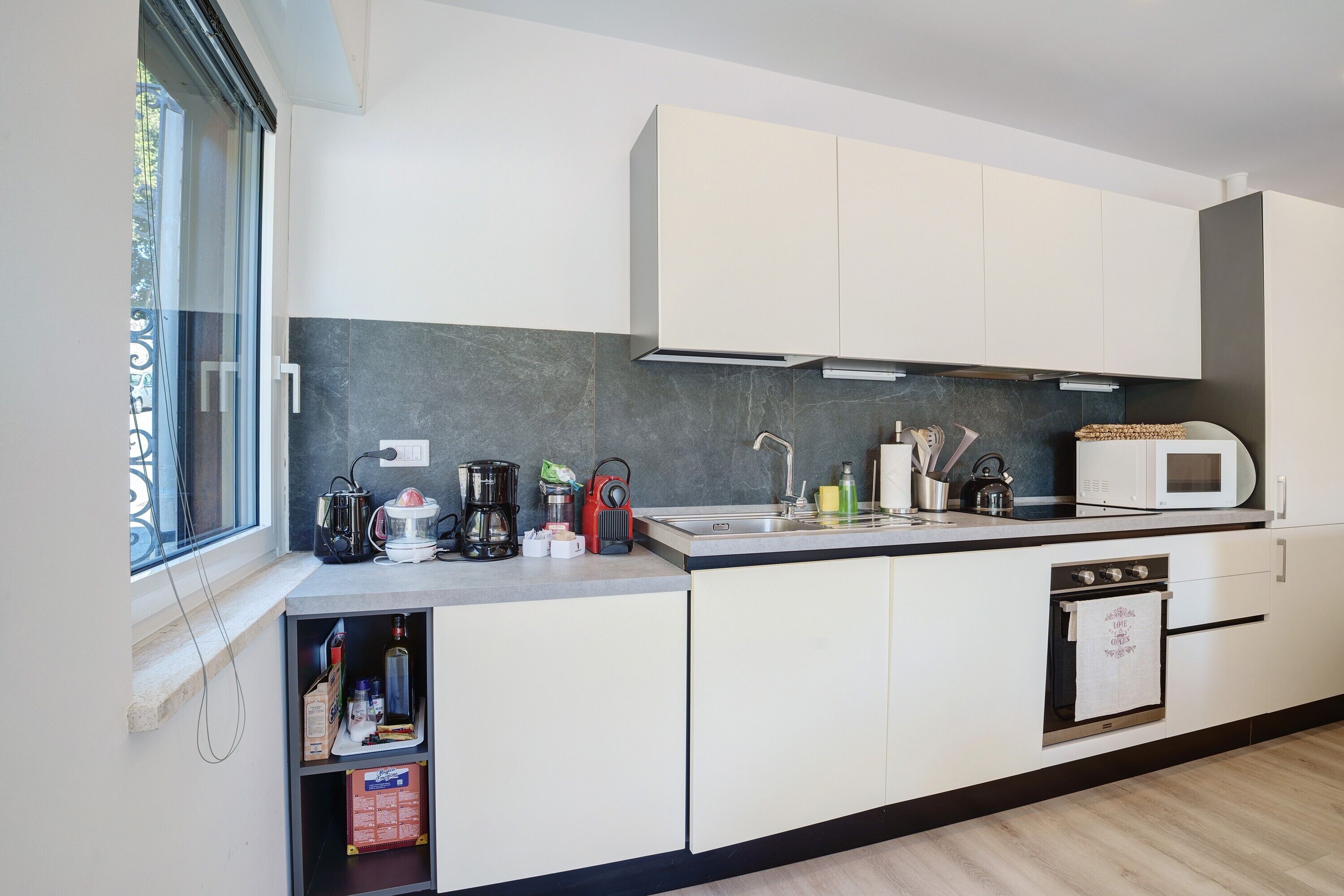 Kühlschrank, Mikrowelle, Ofen, Herdplatte