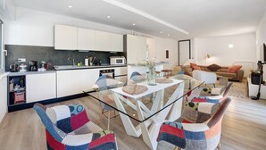 Un appartement moderne comprenant une cuisine, un coin repas et un salon.