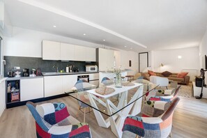 Eine moderne Wohnung mit Küche, Essbereich und Wohnzimmer.