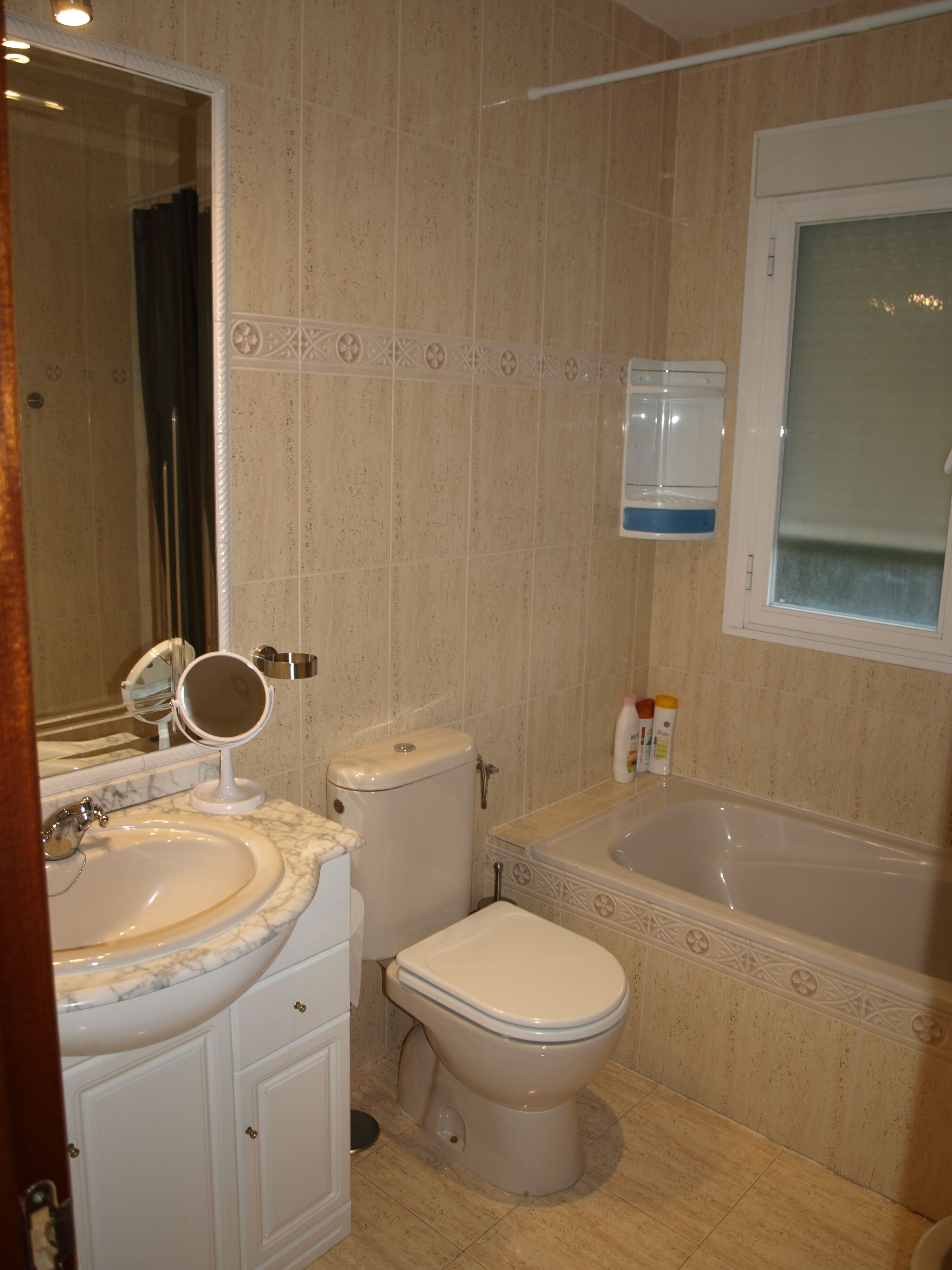 Haartrockner, Bidet, Handtücher, Seife