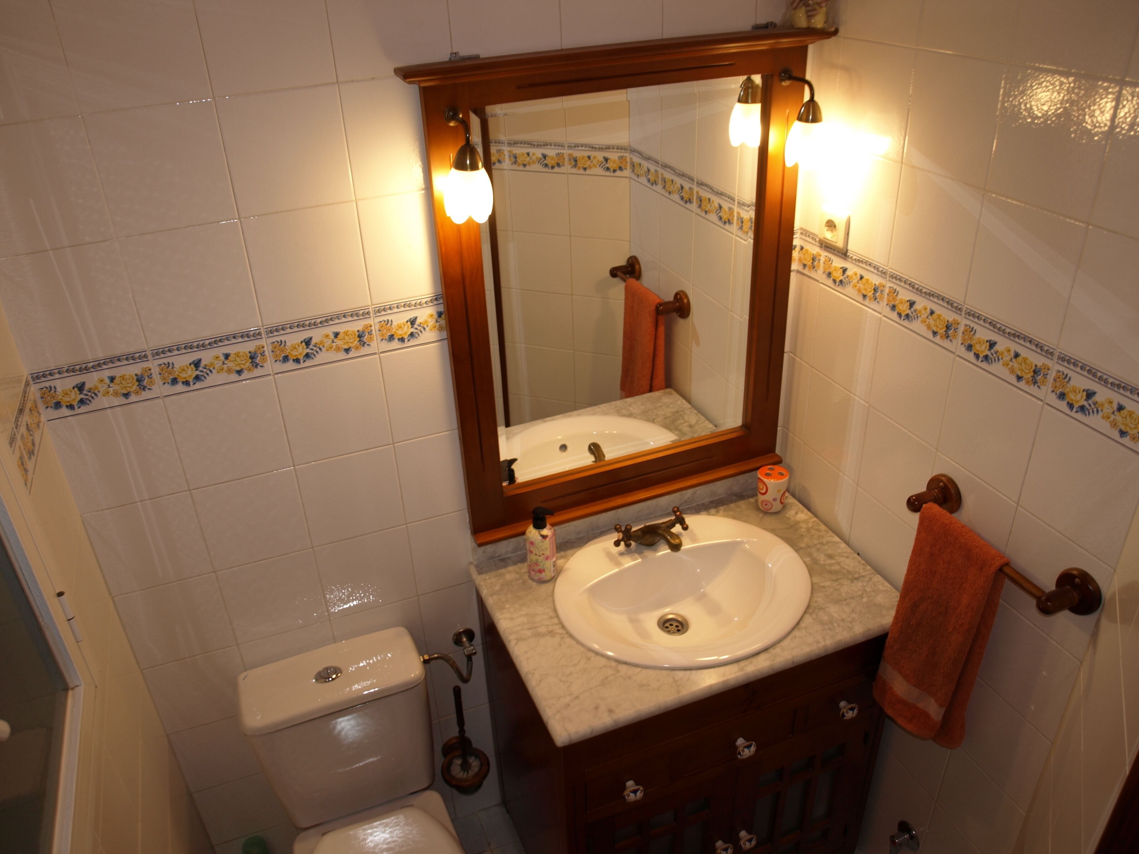 Sèche-cheveux, bidet, serviettes fournies, savon